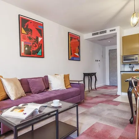 Oomph Deluxe Apt Ruska Apartment
