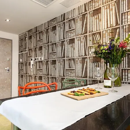 Oomph Deluxe Apt Ruska