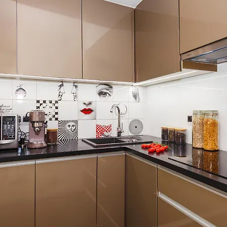 Oomph Deluxe Apt Ruska